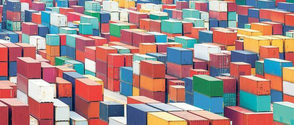 Zusammengewürfelt. Container im Hafen von Singapur. Wo heute eine Millionenstadt steht, lebten vor 200 Jahren nur ein paar malaiische Fischerfamilien.