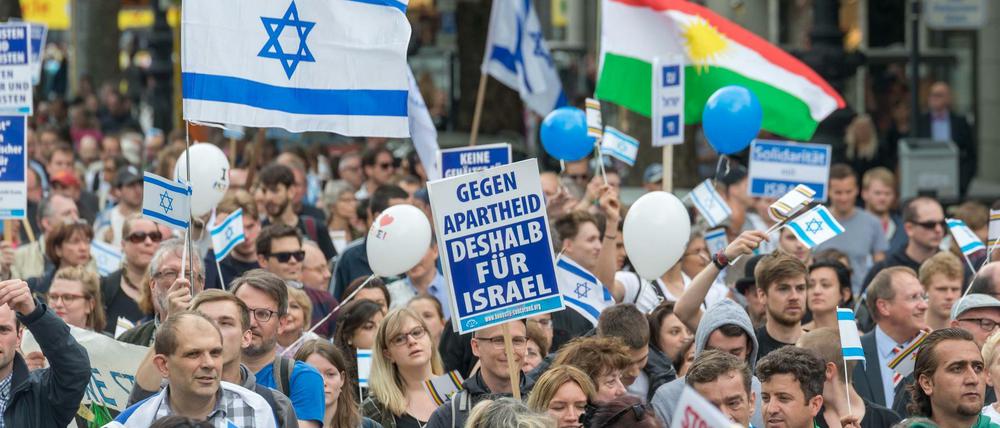 Kundgebung und Demonstration vom George-Grosz-Platz zum Breitscheidplatz in Berlin gegen den Al Kuds-Tag.