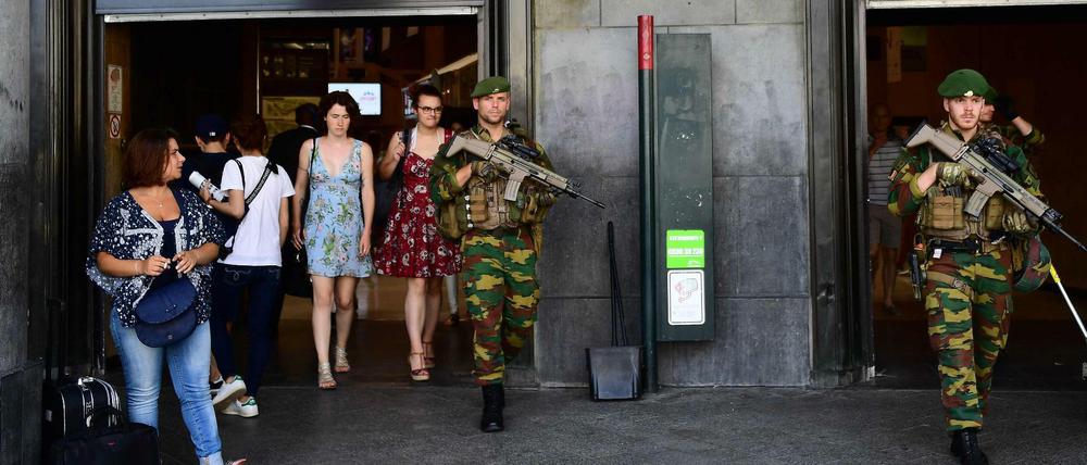 Schwerbewaffnete Soldaten bewachen den Hauptbahnhof in Brüssel.