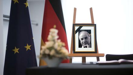 Foto von Helmut Kohl mit Trauerflor und Kondolenzbuch sowie Europafahne im Bundeskanzleramt in Berlin. 
