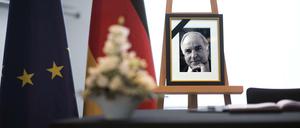Foto von Helmut Kohl mit Trauerflor und Kondolenzbuch sowie Europafahne im Bundeskanzleramt in Berlin. 