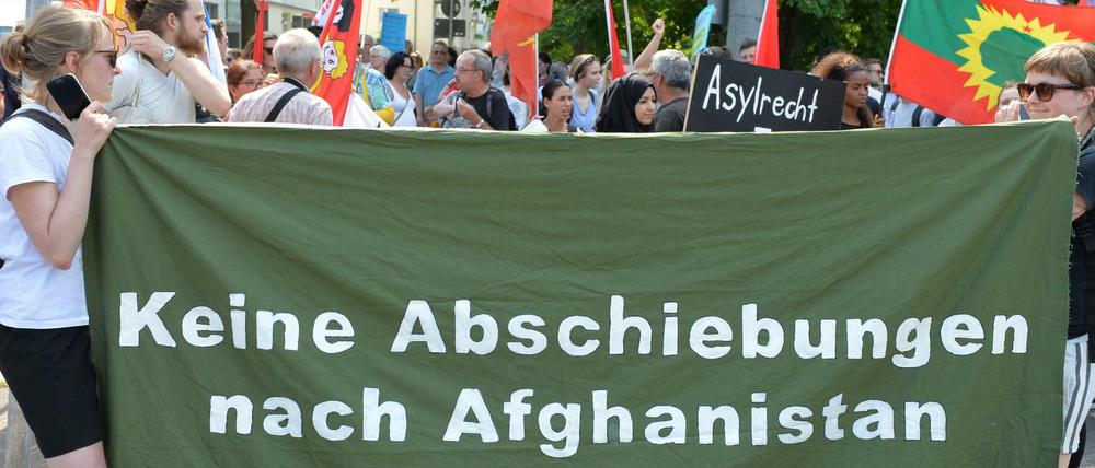 Teilnehmer einer Demonstration protestieren gegen die bayerische Abschiebepraxis von Flüchtlingen.
