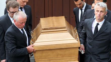 Bestatter tragen am Donnerstag in Oggersheim (Rheinland-Pfalz) bei Ludwigshafen vor dem Haus des ehemaligen Bundeskanzlers Helmut Kohl einen Sarg zu einem Leichenwagen.