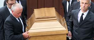Bestatter tragen am Donnerstag in Oggersheim (Rheinland-Pfalz) bei Ludwigshafen vor dem Haus des ehemaligen Bundeskanzlers Helmut Kohl einen Sarg zu einem Leichenwagen.