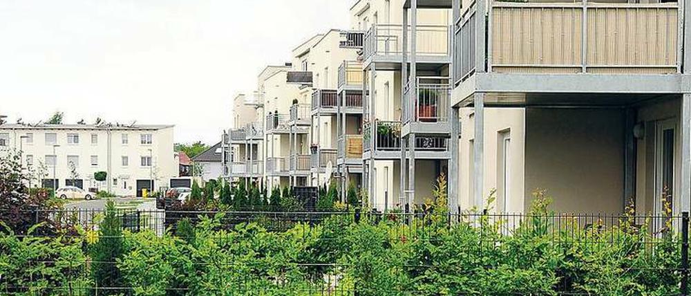 Grüne Vorgärten. Typische Neubausiedlung mit Eigentums- und Mietwohnungen an der Frankestraße in Falkensee.