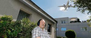 Im Garten trägt Horst Titius immer Ohrenschutz - aber dann entzünden sich seine Ohren.