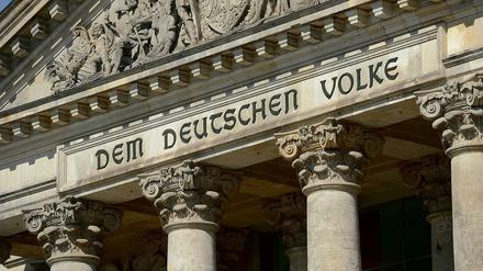 Den Schriftzug "Dem Deutschen Volke" gibt es seit 1916. In der Bundespressekonferenz hat man derzeit jedoch das Gefühl, es gebe zudem ein Schild mit der Aufschrift "Journalisten unerwünscht".