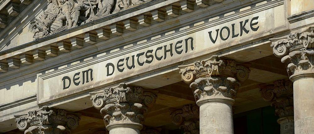 Den Schriftzug "Dem Deutschen Volke" gibt es seit 1916. In der Bundespressekonferenz hat man derzeit jedoch das Gefühl, es gebe zudem ein Schild mit der Aufschrift "Journalisten unerwünscht".