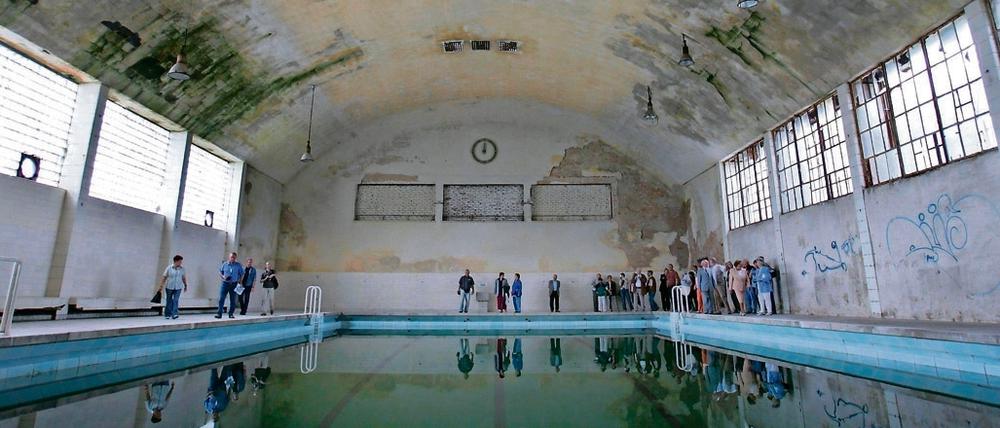Die Schwimmhalle im olympischen Dorf vor der Außensanierung.