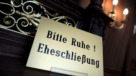 In Berlin müssen Paare lange in den Standesämtern warten.