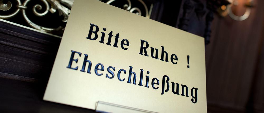 In Berlin müssen Paare lange in den Standesämtern warten.
