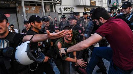 Brutales Vorgehen: Ein Polizist in Zivil (r.) tritt einen der Demonstranten. 