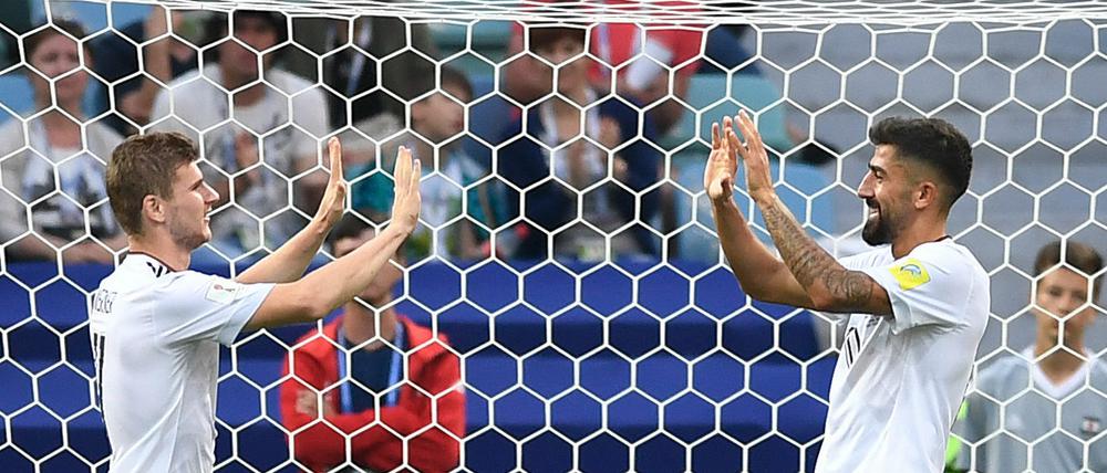 Kerem Demirbay (r.) gratuliert Timo Werner nach dessem Treffer zum 2:0. 