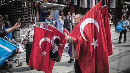 Ein mobiler Flaggenhändler in Istanbul 