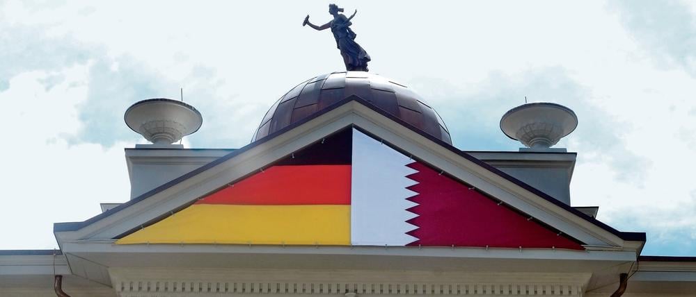 Das deutsch-katarische Flaggendoppel an der Villa Calé in Zehlendorf ist nur temporär.