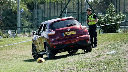 Ein Polizist untersucht den Unfallort in Newcastle.