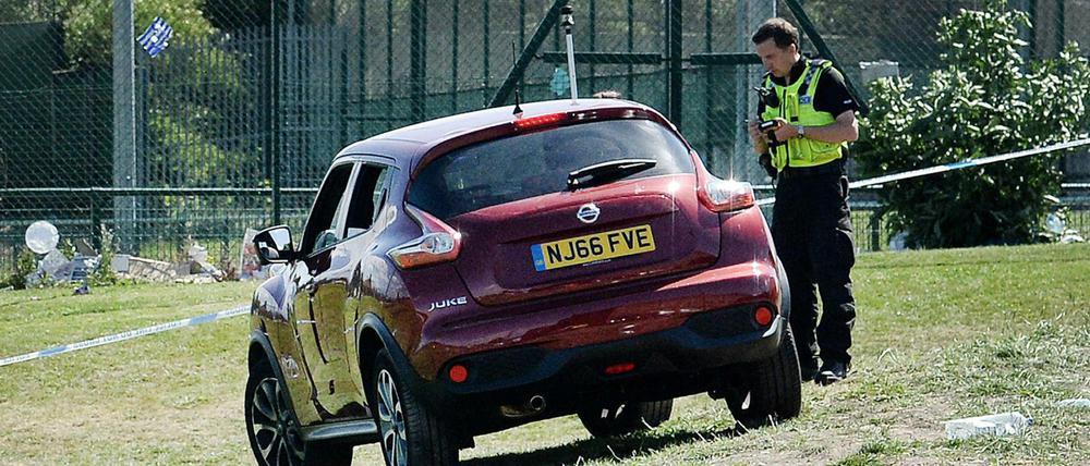 Ein Polizist untersucht den Unfallort in Newcastle.