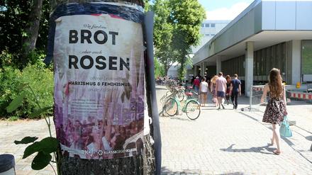 Brot und Rosen: Die Sehnsüchte der FU-Studenten, hier auf dem Weg in das Hauptgebäude "Silberlaube", sind die gleichen wie eh und je.