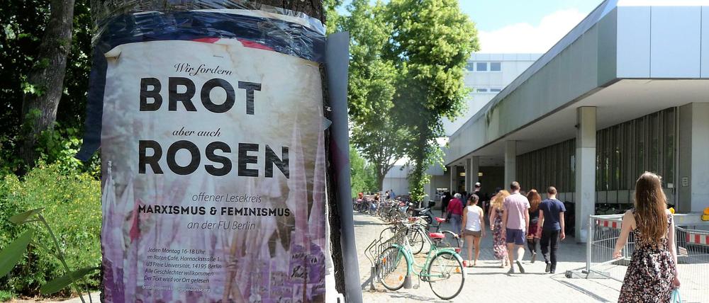 Brot und Rosen: Die Sehnsüchte der FU-Studenten, hier auf dem Weg in das Hauptgebäude "Silberlaube", sind die gleichen wie eh und je.