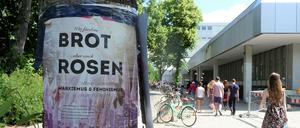 Brot und Rosen: Die Sehnsüchte der FU-Studenten, hier auf dem Weg in das Hauptgebäude "Silberlaube", sind die gleichen wie eh und je.