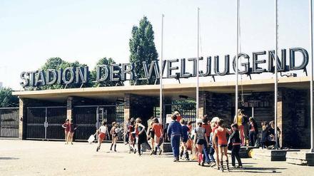DDR-Geschichte. Warteschlange vor der Kasse des Stadions der Weltjugend irgendwann in den 80er Jahren. 