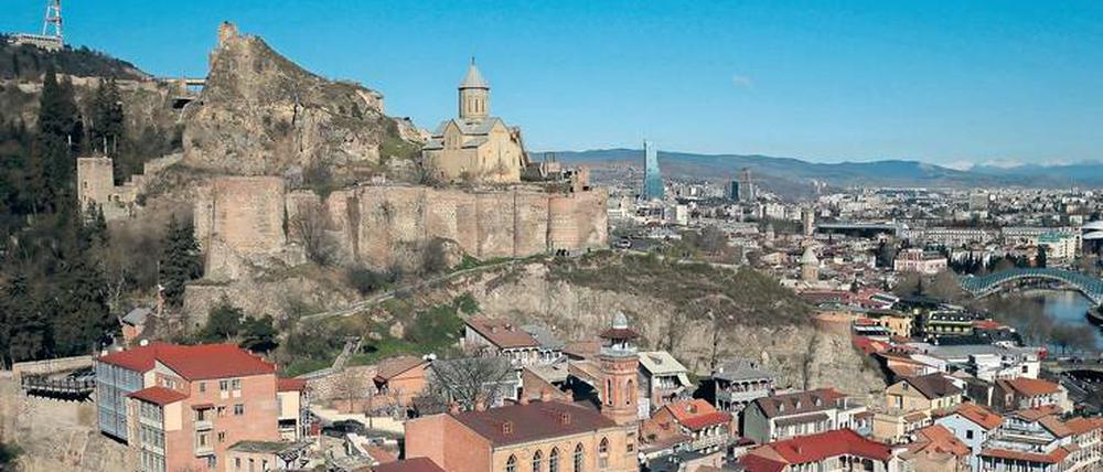 Zwischen Berg und Tal. Blick auf die Tifliser Altstadt mit der Ruine der Nariqala-Festung.