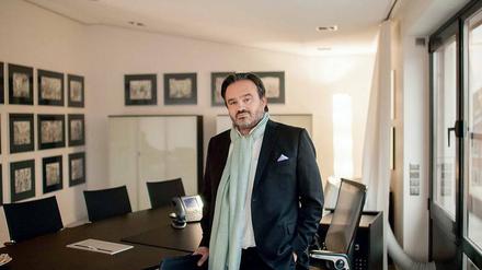 Offensive Lässigkeit: Schal, Dreitagebart - Alain Caparros legt Wert auf gutes Aussehen. Das kann ihm bei seinem Wechsel zu C&amp;A helfen. 