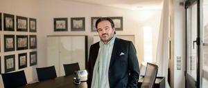 Offensive Lässigkeit: Schal, Dreitagebart - Alain Caparros legt Wert auf gutes Aussehen. Das kann ihm bei seinem Wechsel zu C&amp;A helfen. 