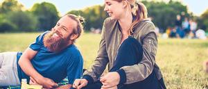 Paradies. Ein Plätzchen im Grünen und gute Freunde: Es braucht nicht viel, damit ein Picknick perfekt wird.
