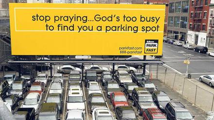 Sehenswürdigkeit. Im äußersten Westen Manhattans gibt es besonders viele Parkplätze. Von der New Yorker High Line aus hat man gute Ausblicke darauf.