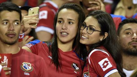 Zwei Panama-Fans schießen vor dem Spiel ihrer Mannschaft ein Selfie.