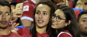 Zwei Panama-Fans schießen vor dem Spiel ihrer Mannschaft ein Selfie.