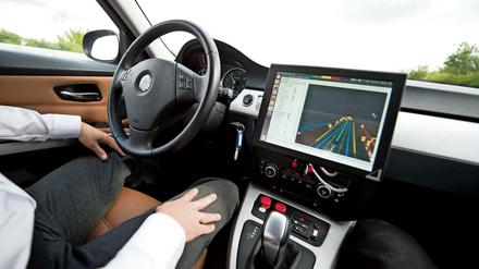 Ein Mann fährt auf einer Autobahn in einem Pkw, der als Prototyp genutzt wird.