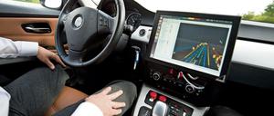Ein Mann fährt auf einer Autobahn in einem Pkw, der als Prototyp genutzt wird.
