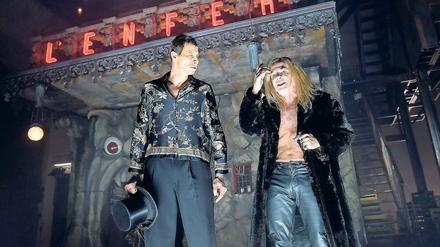 Hier geht’s mit dem Teufel zu. Marc Hosemann (Mephisto) und Martin Wuttke (Faust) in Castorfs vorletzter Premiere. 