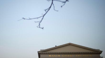 Giebel des Maxim Gorki Theaters in Mitte.