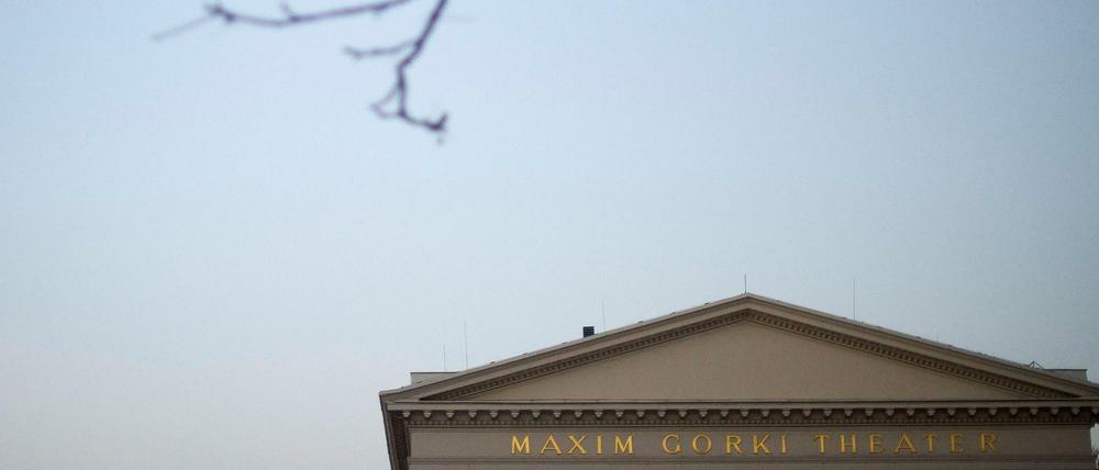 Giebel des Maxim Gorki Theaters in Mitte.