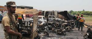 Die Unglücksstelle in Pakistan - im Hintergrund der ausgebrannte Tanklaster.
