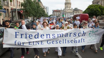 Frauen vorn: Der Berliner Ramadan-Friedensmarsch am Startpunkt, dem Gendarmenmarkt. In der Mitte die Initiatorinnen Fereshta Ludin und Iman Reimann (5. und 4. von links)