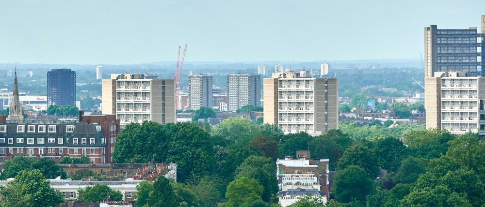 Der ausgebrannte Grenfell Tower (links) und andere Hochhäuser in London