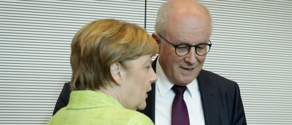 Bundeskanzlerin Angela Merkel (CDU) und Unions-Fraktionschef Volker Kauder geben die Entscheidung zur "Ehe für alle" frei.