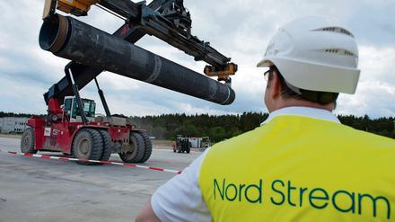 Am Anlandepunkt der 1200 Kilometer langen Nord-Stream Ostseepipeline in Lubmin bei Greifswald werden 2012 die ersten Ersatzstahlrohre für die Pipeline eingelagert.