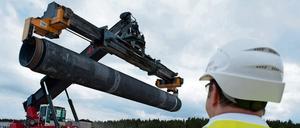 Am Anlandepunkt der 1200 Kilometer langen Nord-Stream Ostseepipeline in Lubmin bei Greifswald werden 2012 die ersten Ersatzstahlrohre für die Pipeline eingelagert.