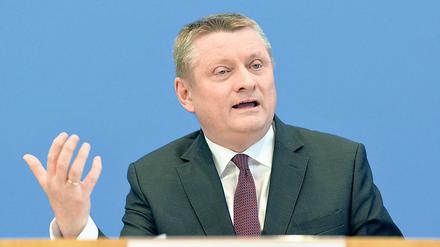 Hermann Gröhe (CDU) dürfte freuen, dass Beitragserhöhungen wohl erstmal vom Tisch sind.