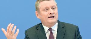 Hermann Gröhe (CDU) dürfte freuen, dass Beitragserhöhungen wohl erstmal vom Tisch sind.