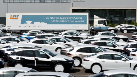 Lkw unter Strom: Ein vollelektrischer 40-Tonner auf dem Werksgelände von Porsche in Leipzig.