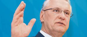 Joachim Herrmann (60) ist seit dem 16. Oktober 2007 Innenminister in Bayern.