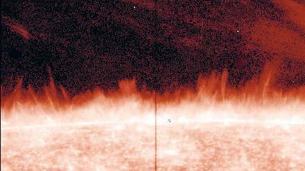Spritzige Sonne. Magnetfelder verursachen Millionen Grad heiße Spikulen. 