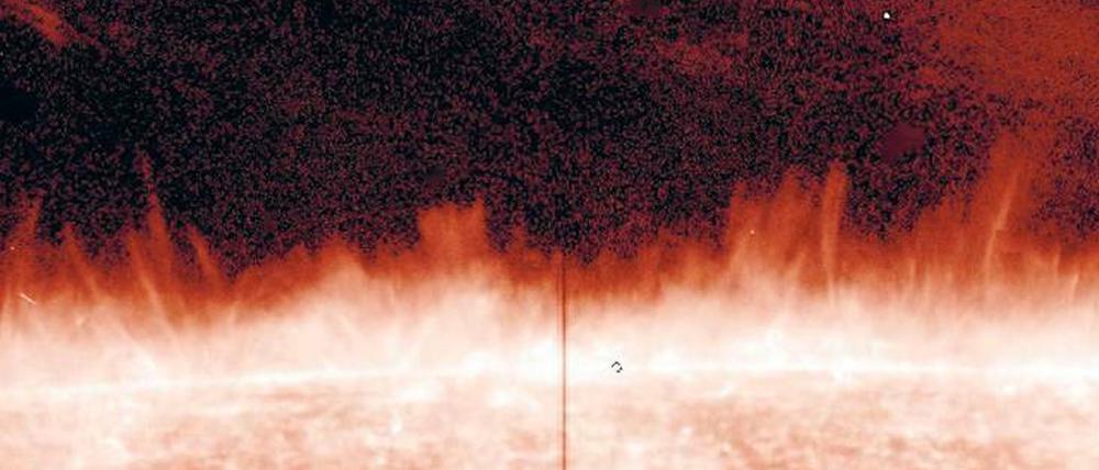 Spritzige Sonne. Magnetfelder verursachen Millionen Grad heiße Spikulen. 
