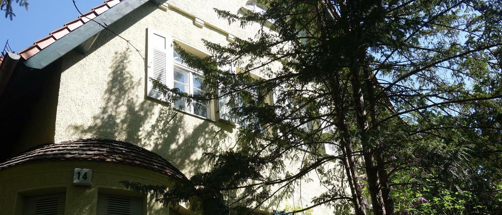 Leerstehendes Haus in der Schmarjestraße im Südwesten Berlins.